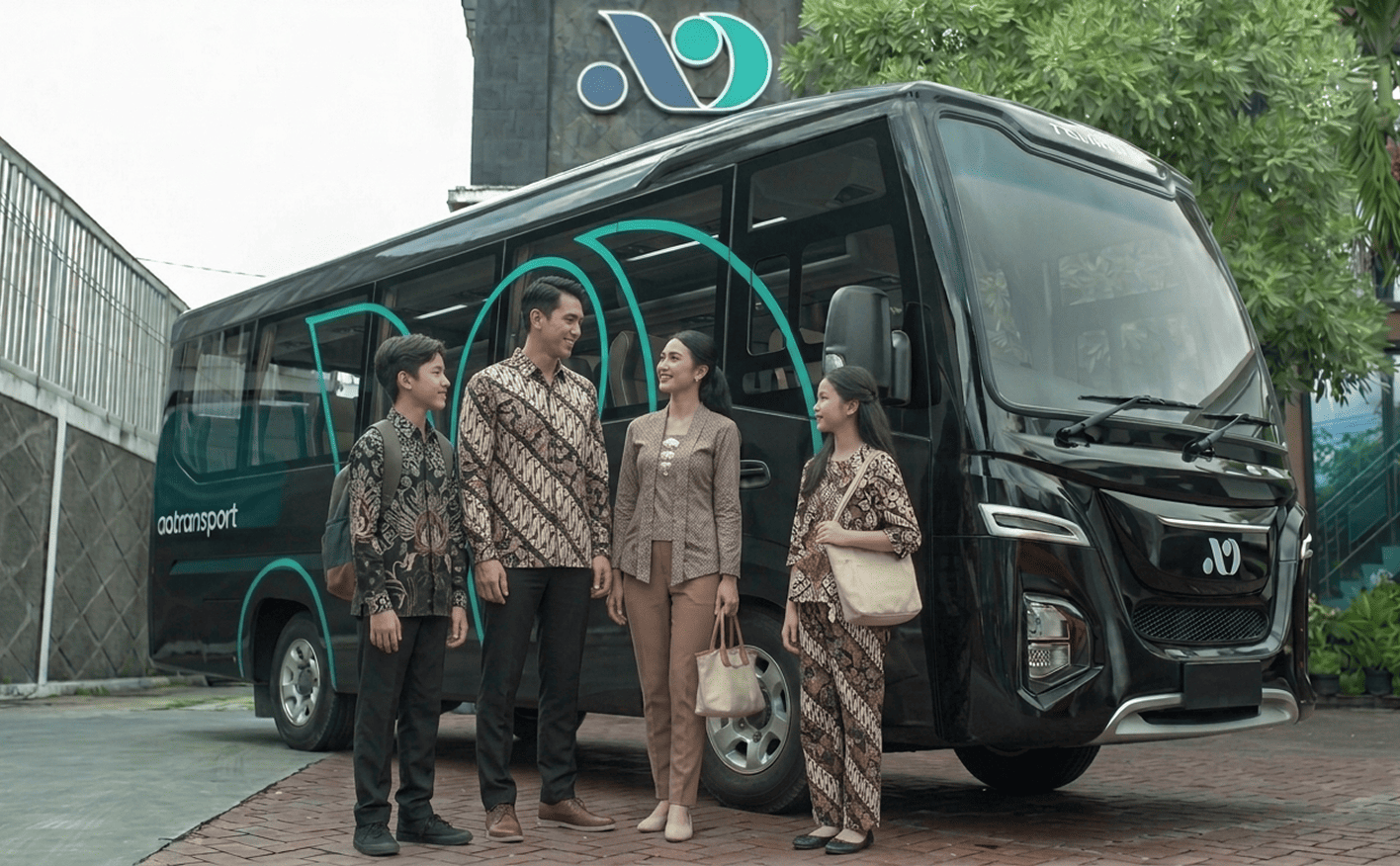 Penumpang dan kru AO Group di depan armada bus